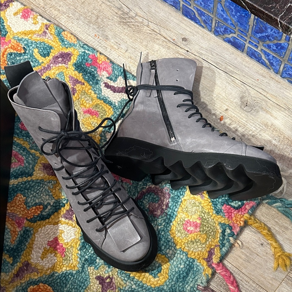 Puro Secret Gray Ankle Boots with Unique Sole